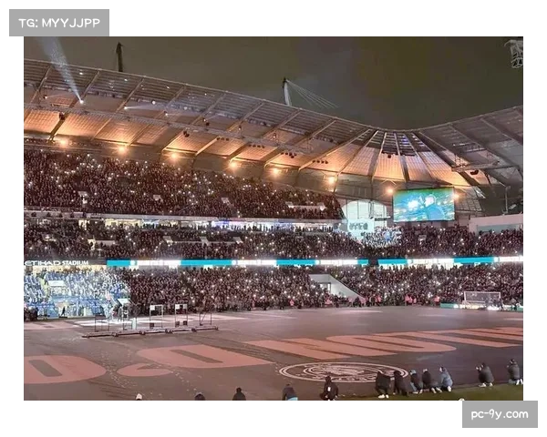 无人机拍摄：伊蒂哈德球场外，无票曼城球迷聚集观看大屏幕